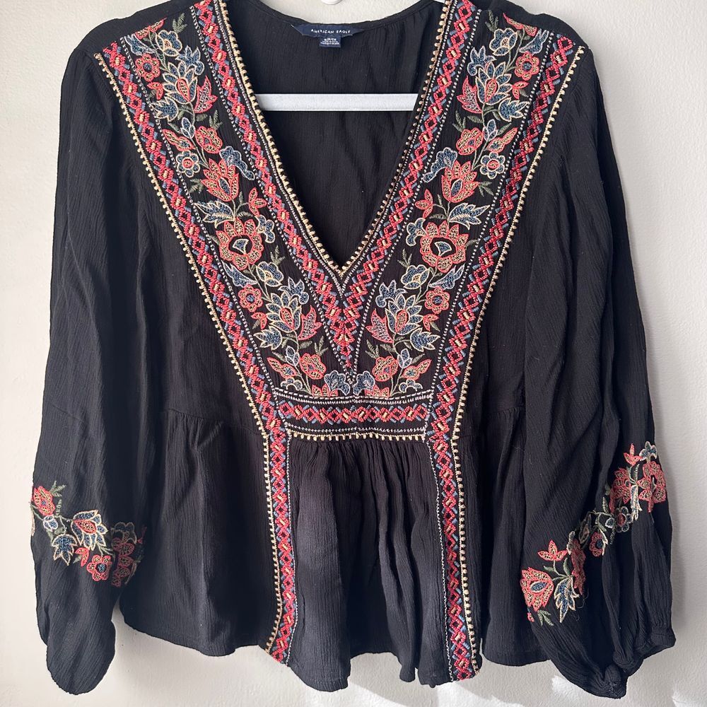 American Eagle Women Blouse Small Black Embroidered Peasant V-Neck‎ Boho Flowy